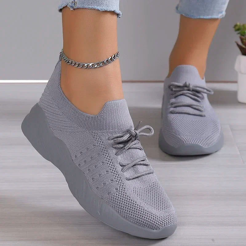 Przewiewne damskie sneakersy ortopedyczne w zbliżeniu, pokazujące siateczkowy materiał i elastyczną podeszwę butów sportowych