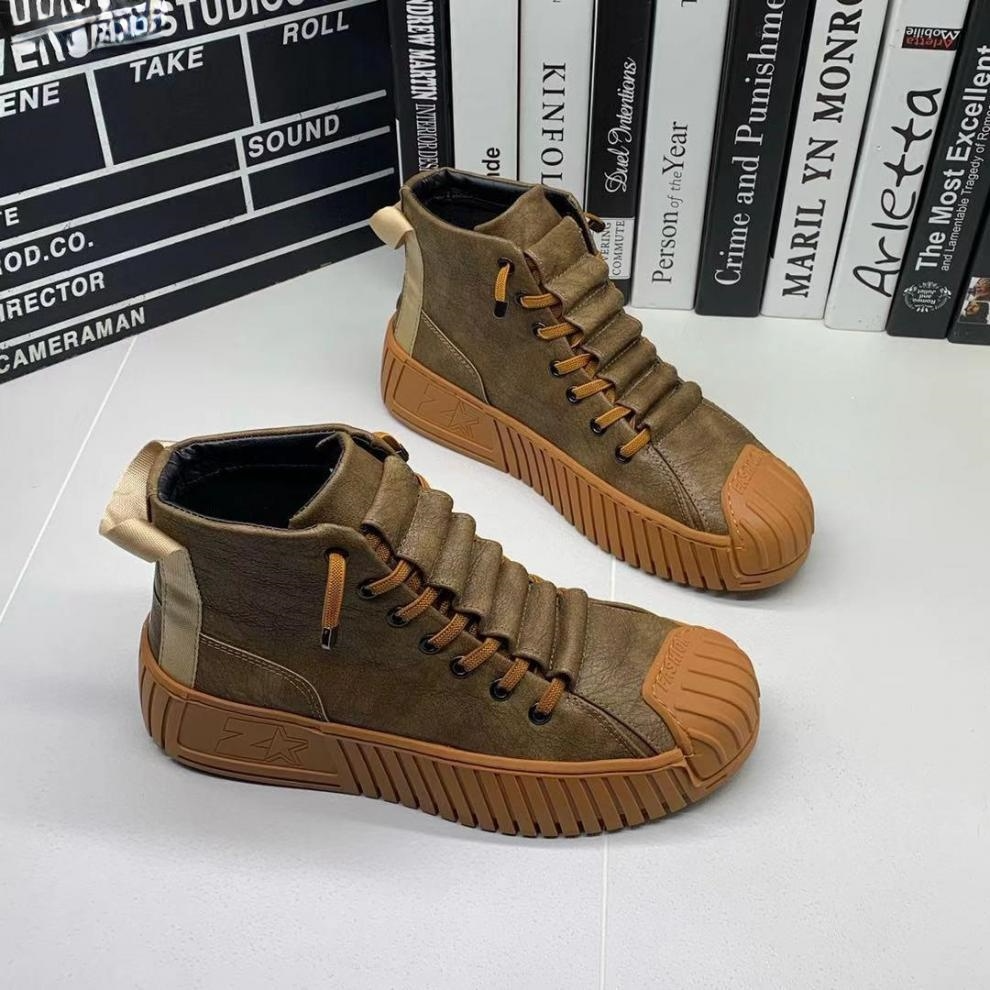Brązowe męskie sneakersy za kostkę prezentowane na jasnym tle z dekoracyjnym tłem książkowym