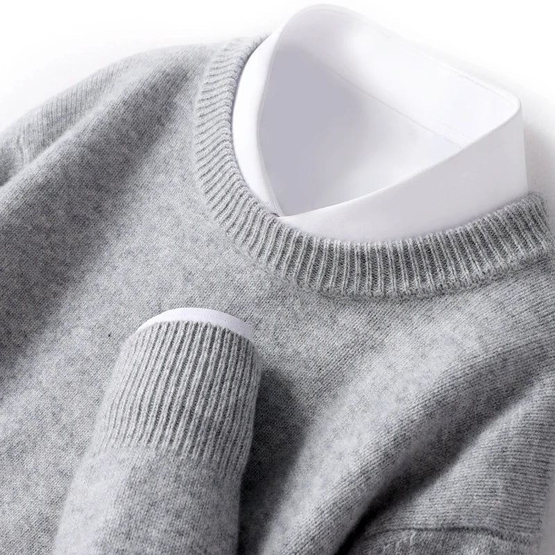 Detal szwów na ramieniu w męskim swetrze smart casual