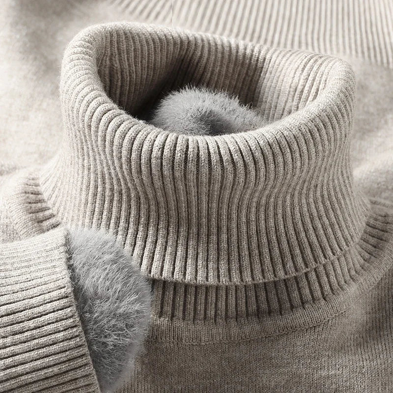 Detal ściągacza na dole męskiego swetra z golfem w stylu smart casual