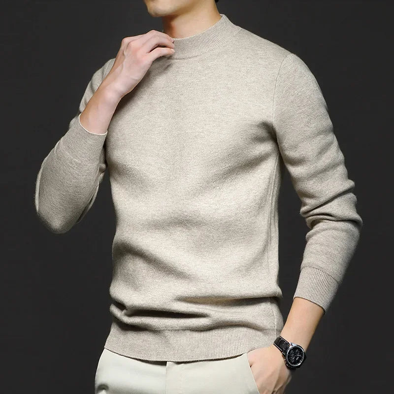 Modny sweter męski z okrągłym dekoltem, zbliżenie na materiał
