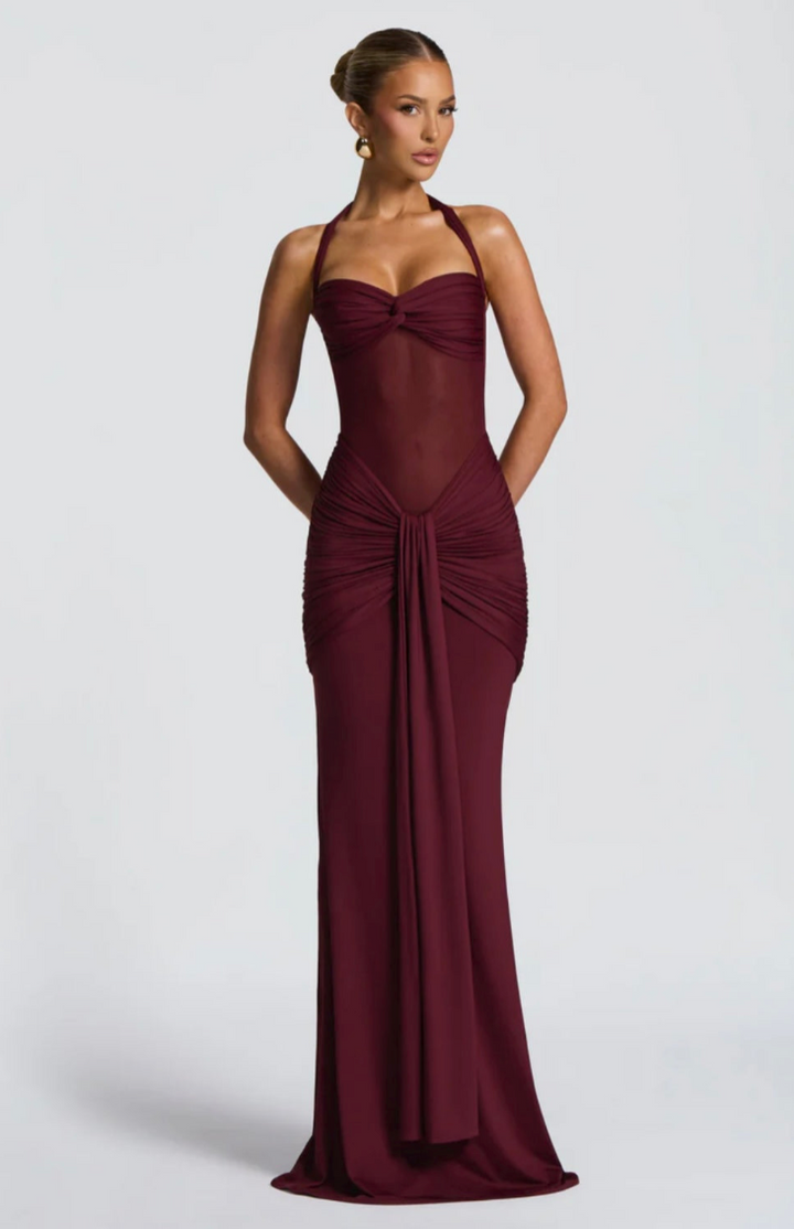 Damska elegancka sukienka maxi w kolorze bordowym z dekoltem halter przód
