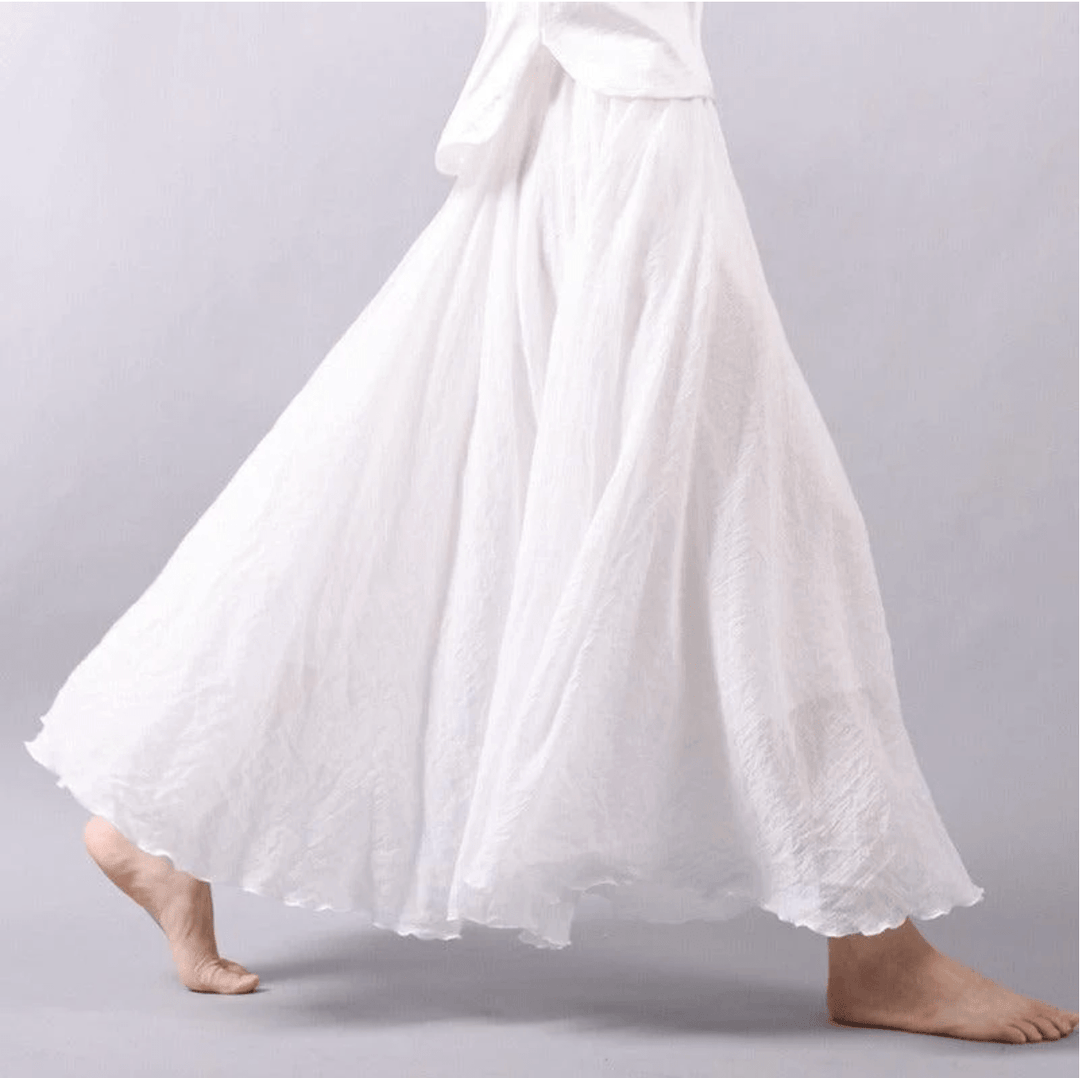 Zbliżenie na materiał i wzór letniej spódnicy maxi w stylu boho
