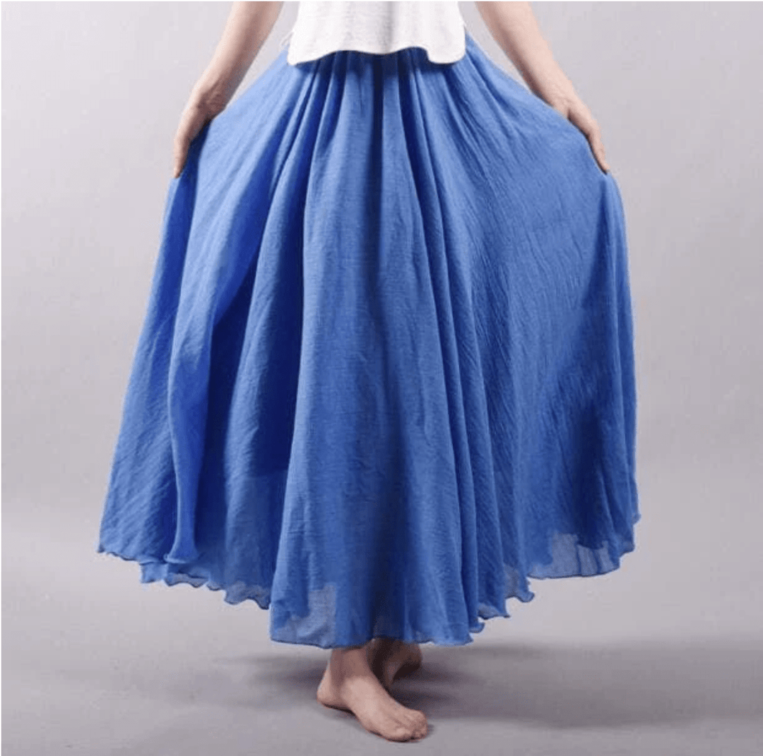 Niebieska spódnica maxi w stylu boho prezentowana na sylwetce