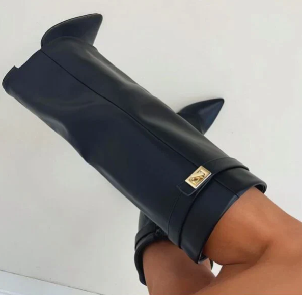 Modne eleganckie buty jesienne na obcasie z efektowną klapką