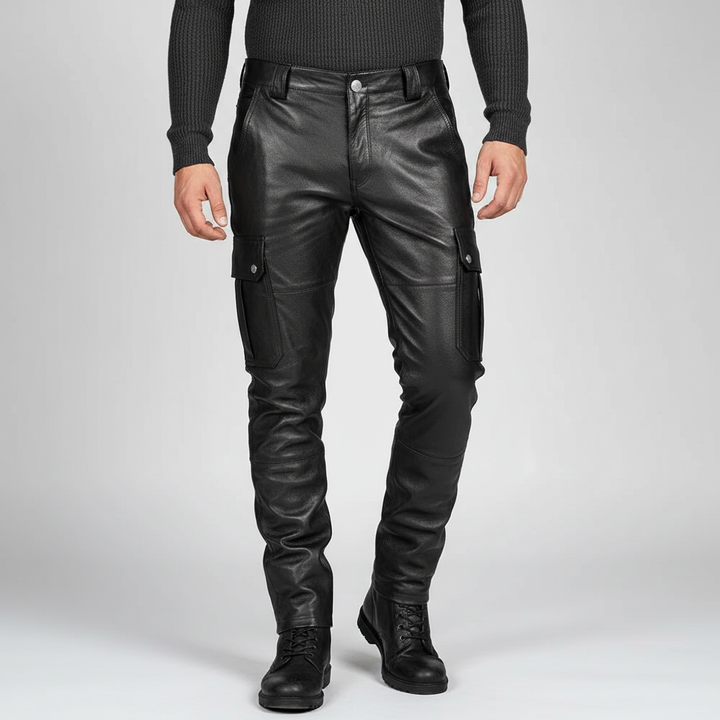 Prezentacja męskich czarnych skórzanych spodni motocyklowych Daryl na jasnym tle