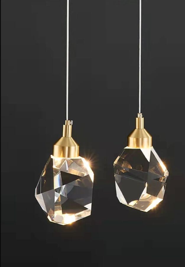 Dwie kryształowe lampy wiszące prezentujące efektowny design i blask