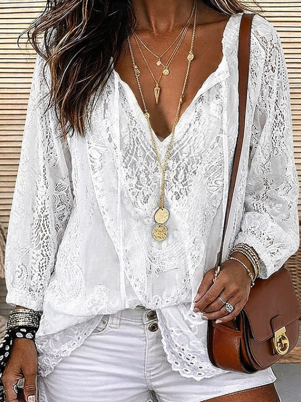 Biały damski koronkowy kardigan kimono w stylu boho prezentowany na sylwetce