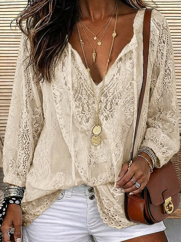 Beżowy damski koronkowy kardigan kimono w stylu boho noszony z naszyjnikami