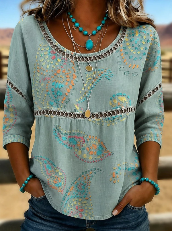 Damski niebieski top boho z haftowanymi detalami i dekoltem
