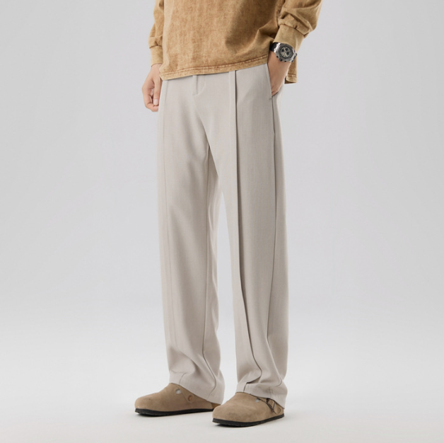 Mężczyzna w eleganckich spodniach chino w kolorze morelowym z zakładkami