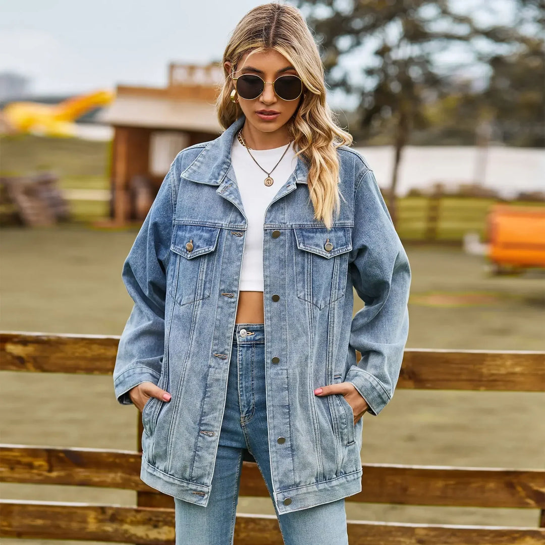 Zbliżenie na przód damskiej kurtki jeansowej oversize z kieszeniami