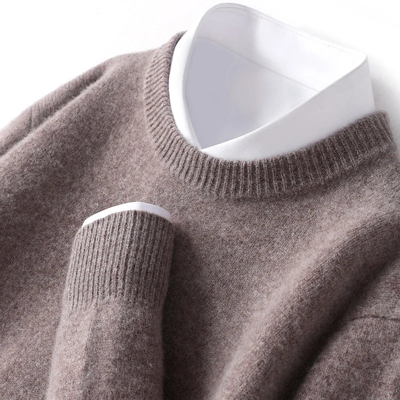Męski sweter z okrągłym dekoltem w stylizacji biurowej