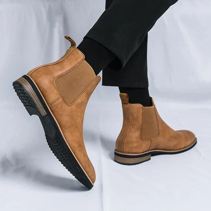 Stylowe buty męskie typu chelsea boots w odcieniu brązu, widok z boku