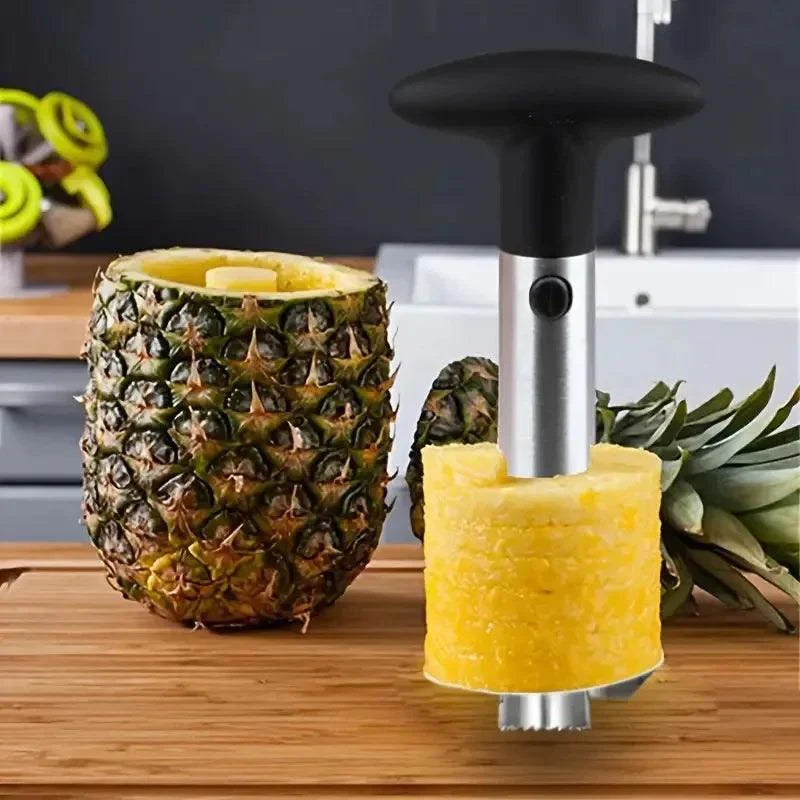 Gotowy pokrojony ananas obok wydrążonej skorupy owocu