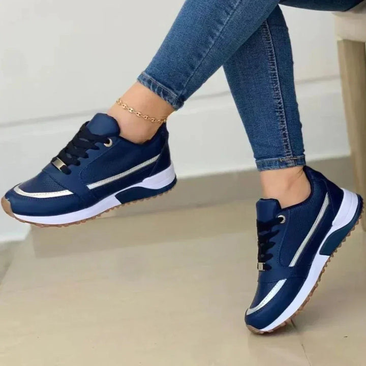 Oddychające buty damskie Carlena w trakcie noszenia na stopie, styl casual