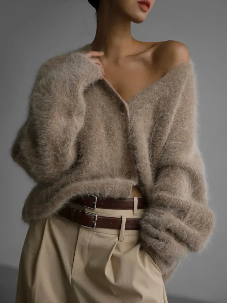 Kobieta w beżowo-khaki kardiganie oversize z guzikami