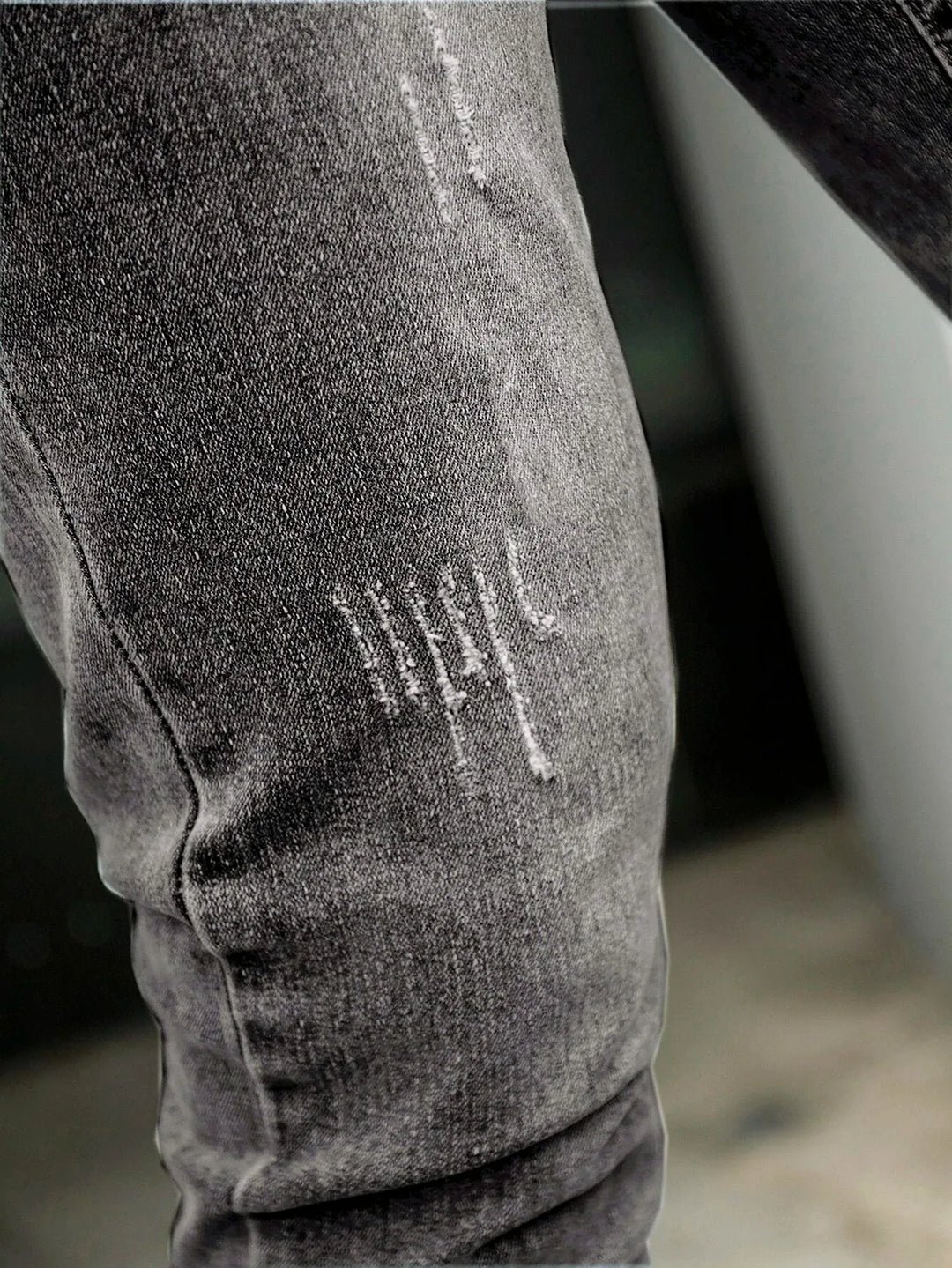 Dopasowane męskie jeansy skinny w rockowym stylu z przetarciami