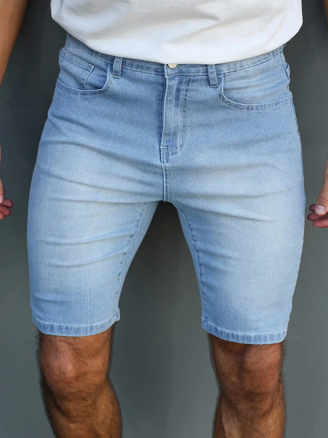 Niebieskie męskie szorty jeansowe slim fit, tył spodni z kieszeniami