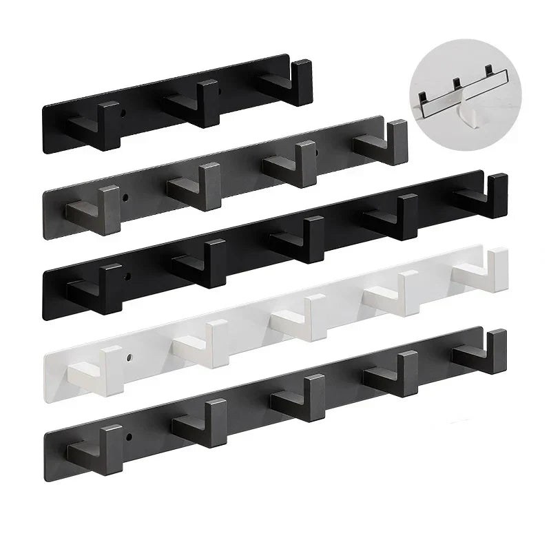 Wieszak ścienny z haczykami prezentujący minimalistyczny i elegancki design