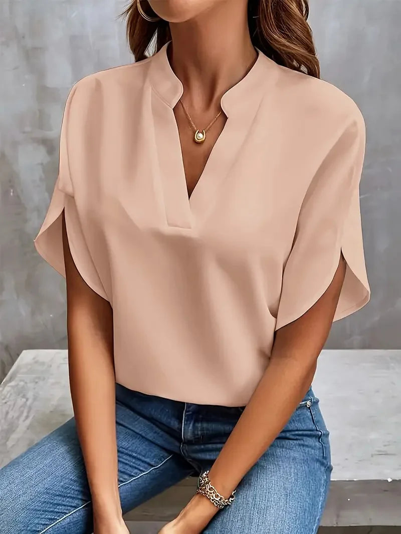Stylowy top damski z dekoltem w serek w codziennym zestawieniu