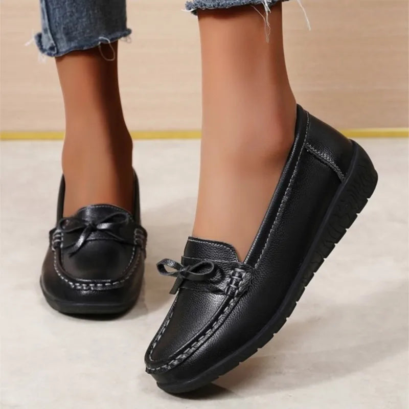 Czarne eleganckie mokasyny damskie typu slip-on z jasnymi przeszyciami