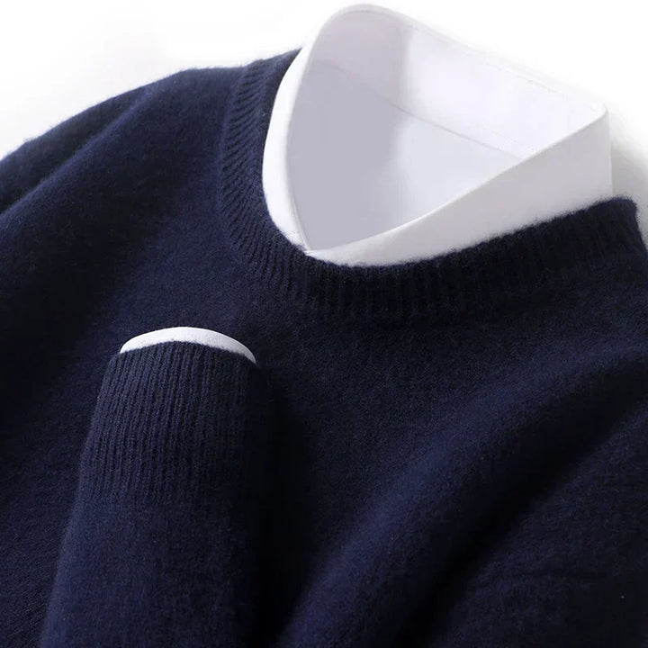 Wszechstronny sweter męski regular fit pasujący do jeansów