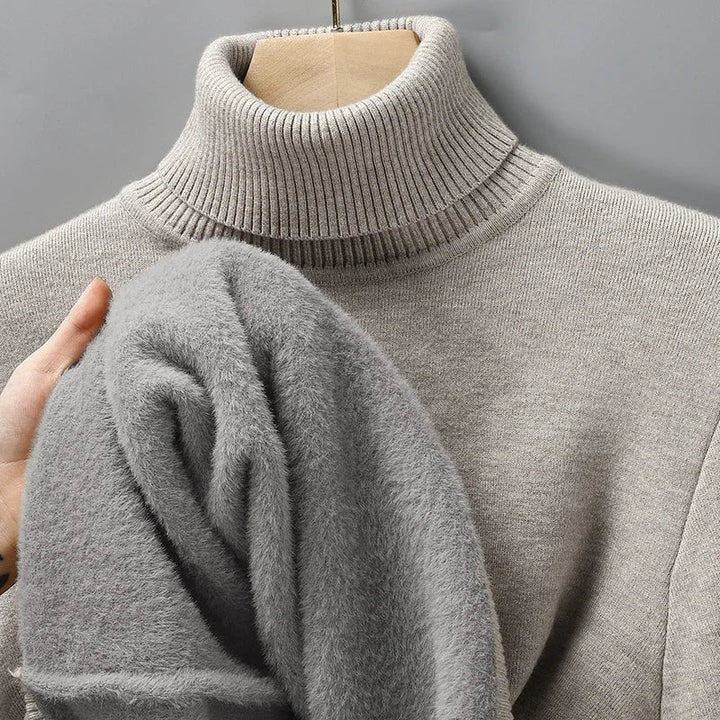 Moda męska: elegancki sweter z golfem zestawiony z klasycznymi spodniami