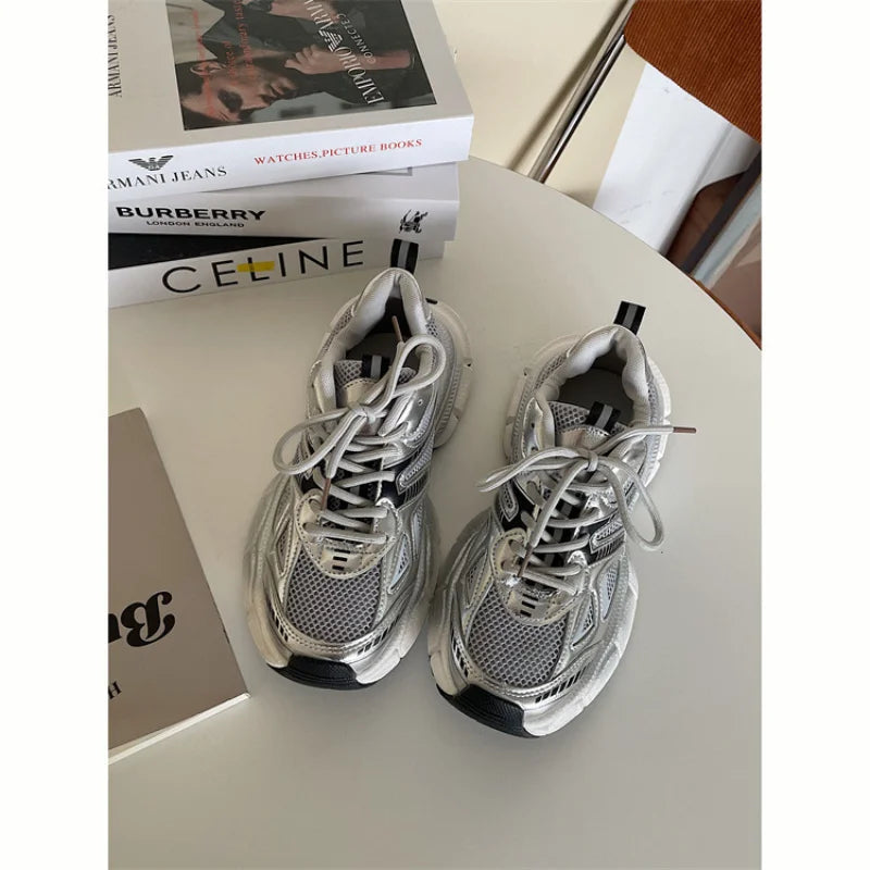 Srebrne sneakersy damskie chunky na masywnej podeszwie, widok z boku