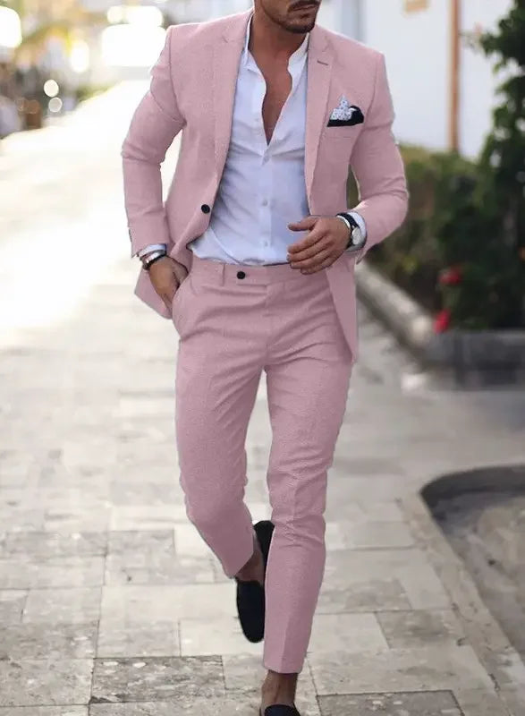 Stylowy garnitur ślubny slim fit prezentowany na sylwetce