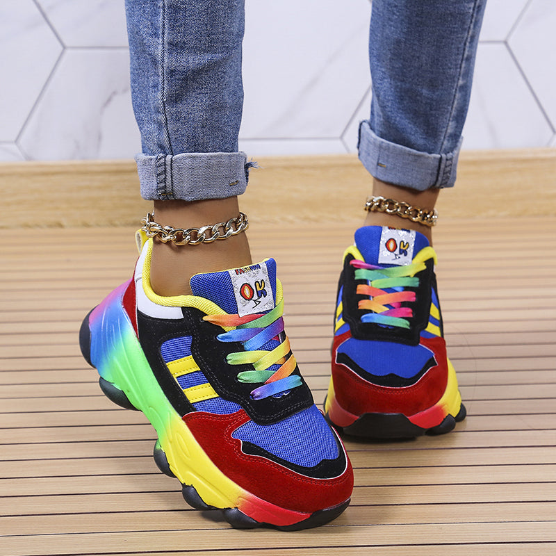 Kobieta stojąca w kolorowych damskich sneakersach Solenya z tęczowymi sznurowadłami