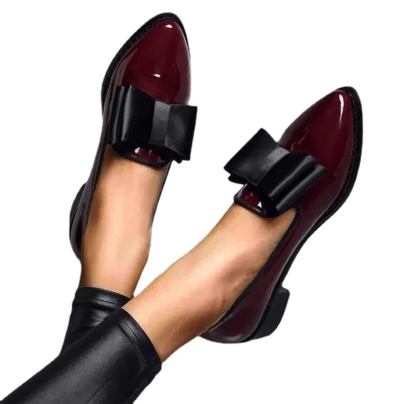 Eleganckie czarne buty damskie mokasyny z połyskiem i ozdobną kokardą
