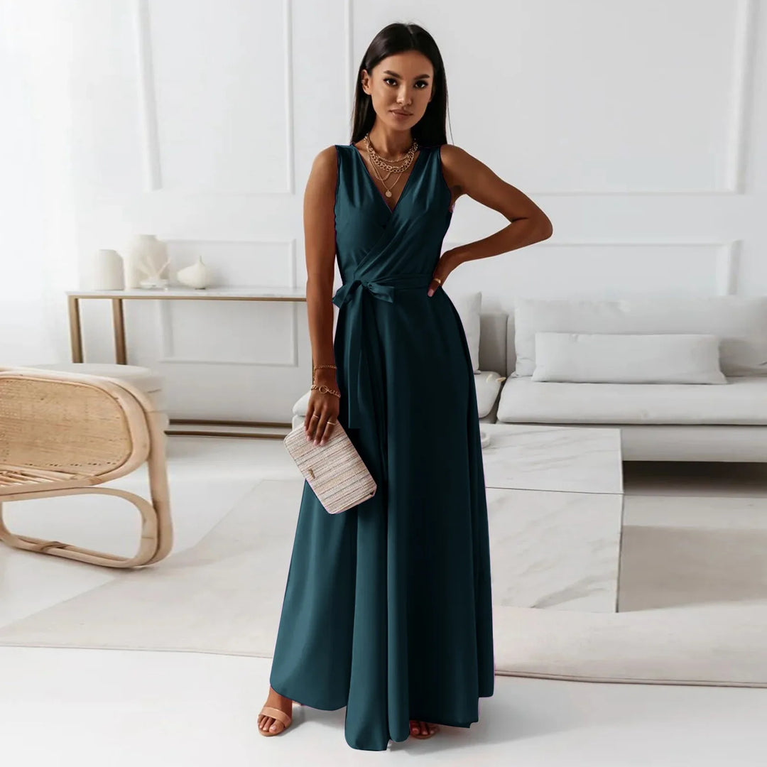 Modelka w eleganckiej zielonej sukience maxi z kopertowym dekoltem
