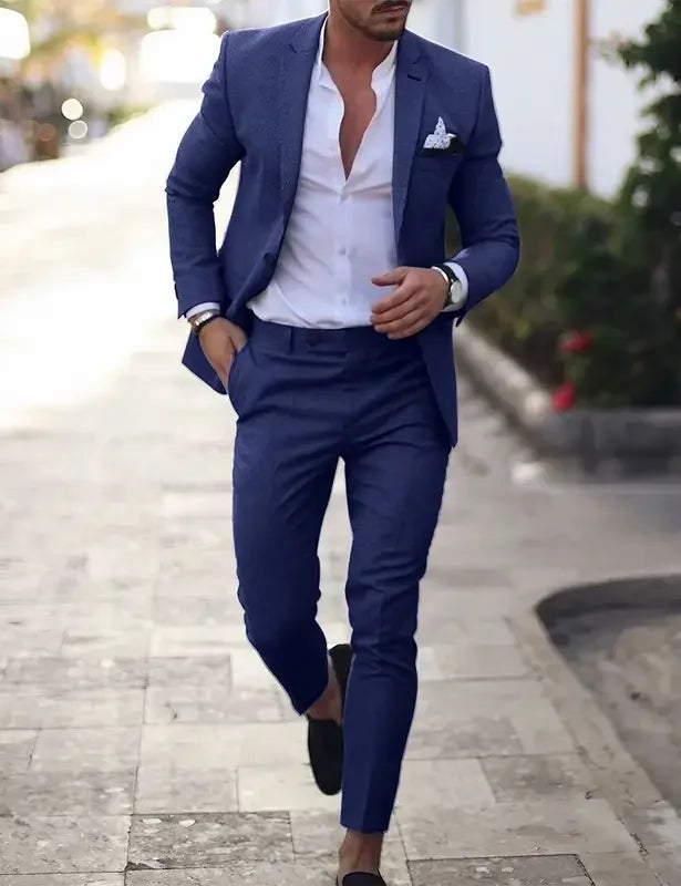 Mężczyzna prezentujący granatowy garnitur męski slim fit