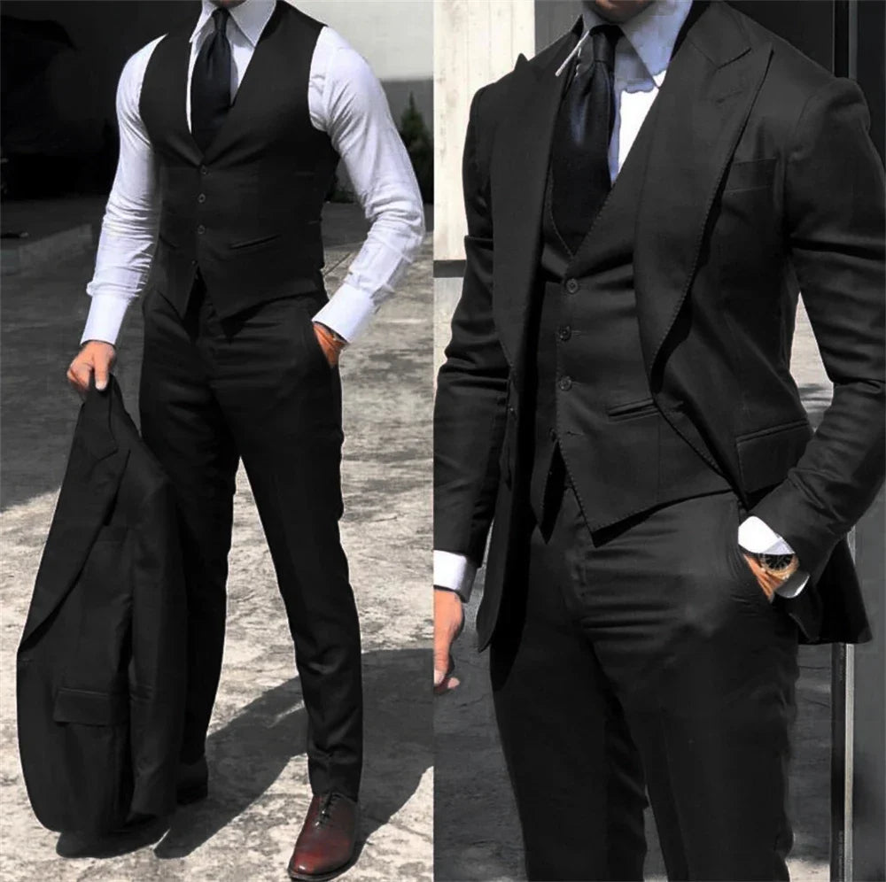Mężczyzna w eleganckim czarnym garniturze trzyczęściowym slim fit trzymający marynarkę
