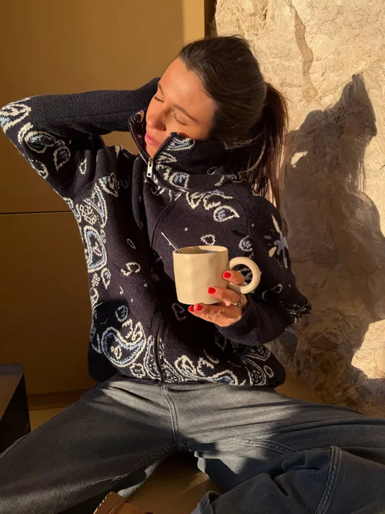 Wzorzysty sweter rozpinany damski połączony z casualowymi spodniami