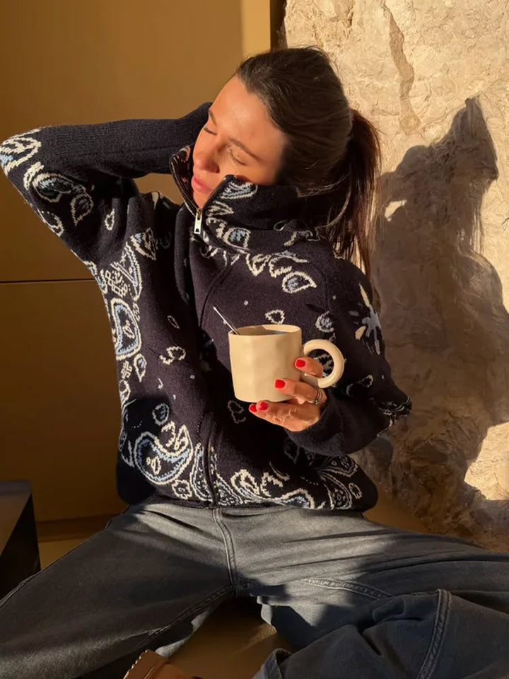 Wzorzysty sweter rozpinany damski połączony z casualowymi spodniami