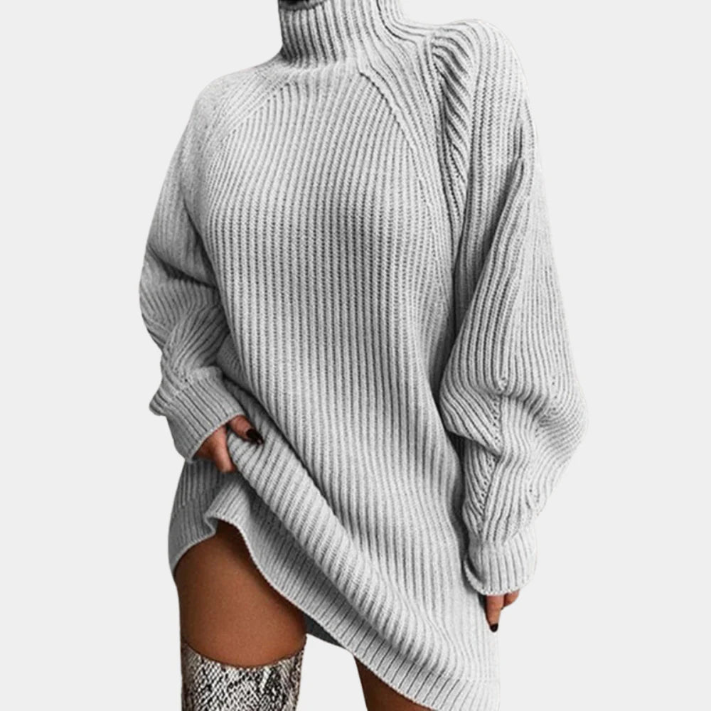Prezentacja szarego swetra z golfem w wersji oversize