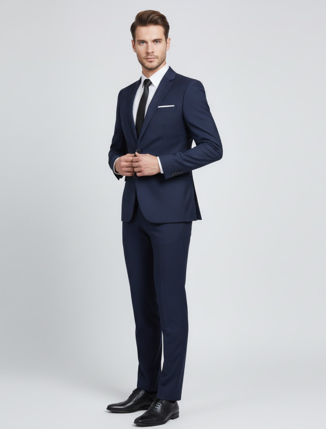 Mężczyzna prezentujący granatowy garnitur męski slim fit z przodu