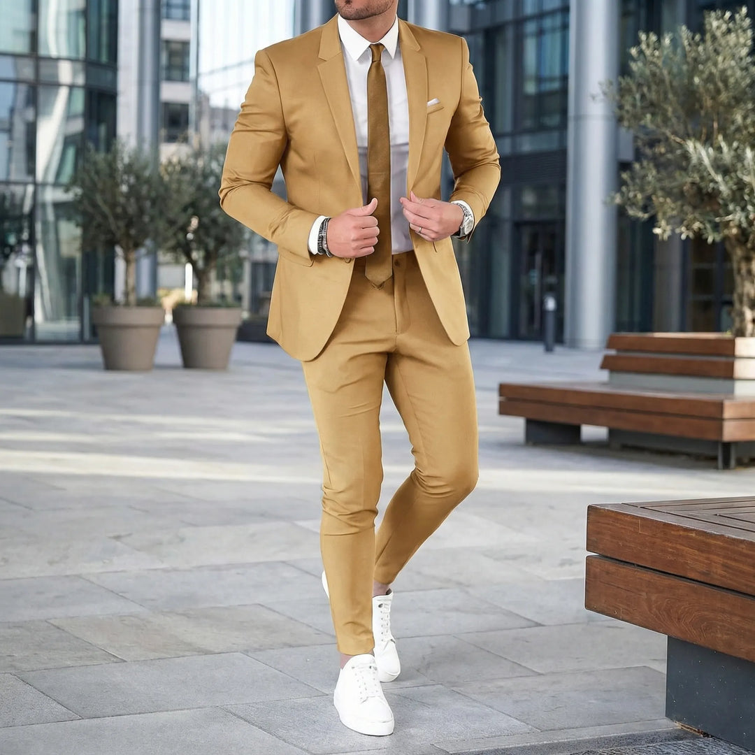 Mężczyzna prezentujący elegancki garnitur khaki slim fit Noel na zewnątrz