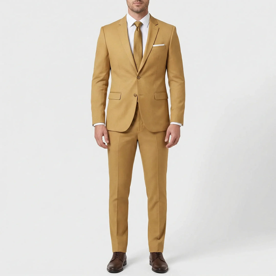 Męski garnitur slim fit w kolorze khaki na neutralnym tle