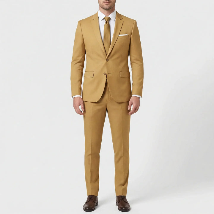 Męski garnitur slim fit w kolorze khaki na neutralnym tle