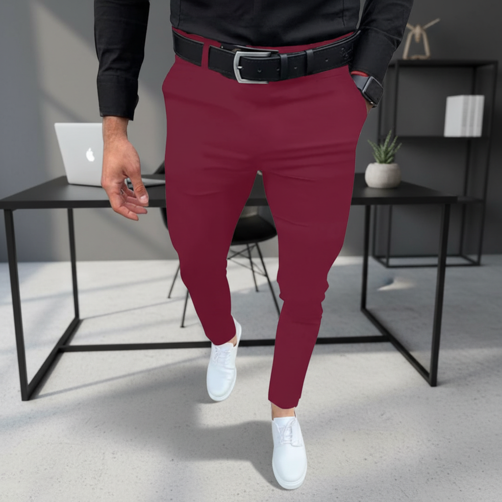 Mężczyzna w bordowych spodniach slim fit Pascal i czarnej koszuli przy biurku