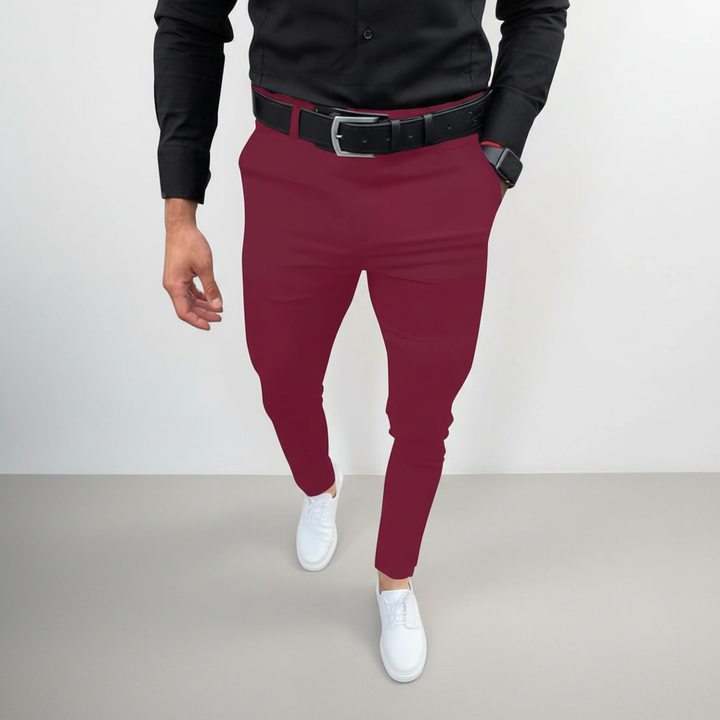 Zbliżenie na męskie bordowe spodnie slim fit z czarnym paskiem