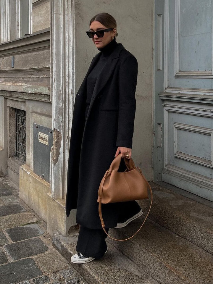 Detale i okucia w eleganckiej torbie hobo z kolekcji damskiej
