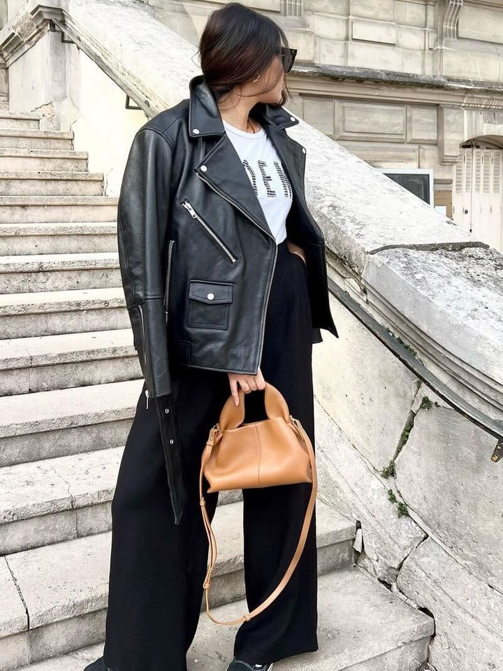 Damska torba hobo w wersji miejskiej, zestawiona z casualowym strojem