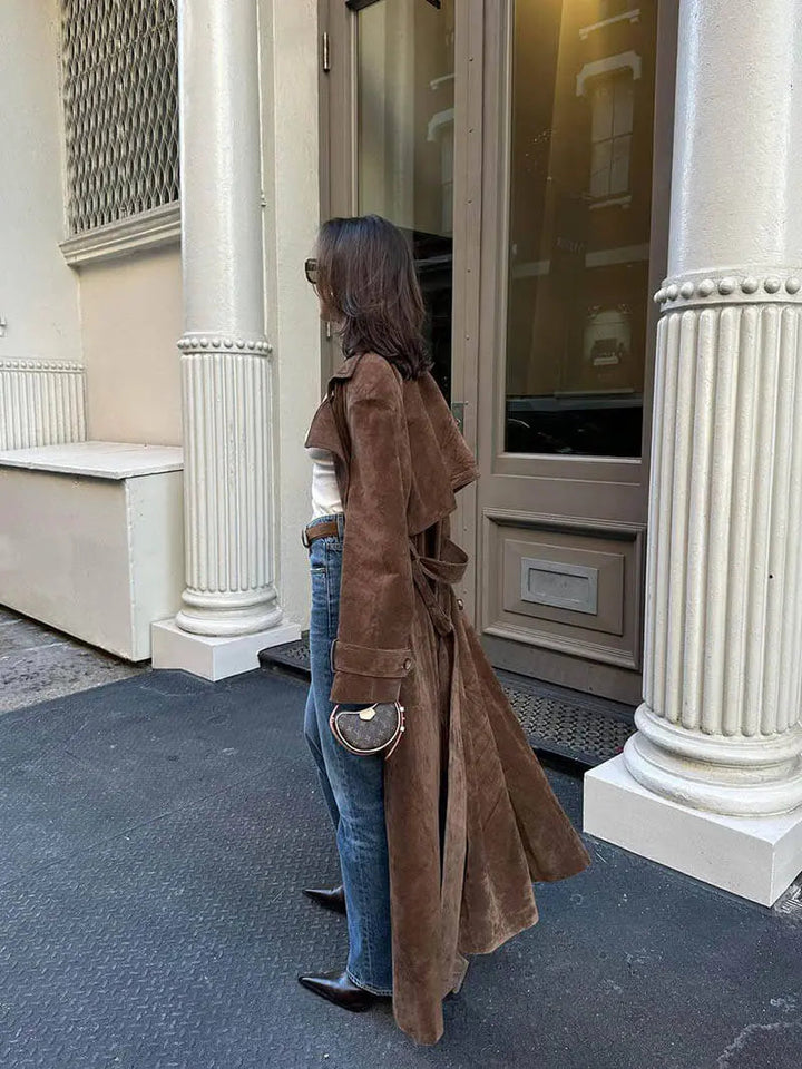 Elegancki płaszcz damski z wiązaniem w talii, styl casual