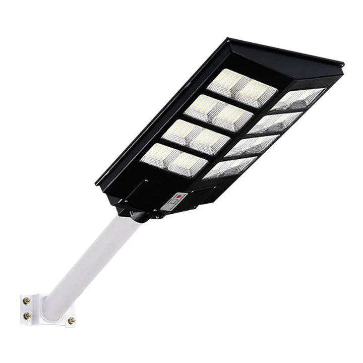 Solarna lampa uliczna LED z panelem i ramieniem montażowym