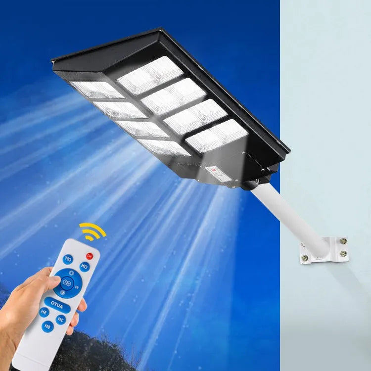 Solarna lampa uliczna sterowana pilotem w nocy