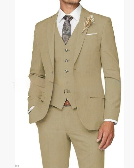 Mężczyzna w eleganckim garniturze trzyczęściowym w odcieniu khaki
